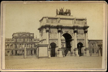 Frankrike, Ile-de-France, Paris (75): Triumfbuen du Carrousel med bygningene i ruinene av Tuileries imperiales