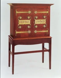 Kelmscott Chaucer-skapet, designet av C.F.A.Voysey (1857-1941) og laget av F.Coote, 1899 (eik med messingbeslag)