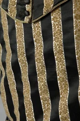 Aftenkjole, ca. 1884 (detaljvisning av stoff). Silkesateng og kuttet fløyel, blonder, silketråddusker og frynser. Charles Frederick Worth, Frankrike.