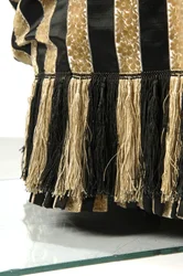 Aftenkjole, ca. 1884 (detaljvisning av fald). Silke sateng og kuttet fløyel, blonder, silketråd dusker og frynser. Charles Frederick Worth, Frankrike.