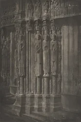 Plate XIII Chartres-katedralen, statuersøyler av sentraldøren til portalen..., 1855.