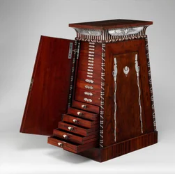 Myntskap, ca. 1815 (mahogni og sølv)