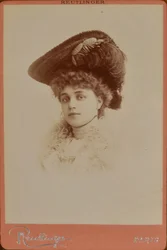 Elegant kvinne med hatt - Charles Reutlinger