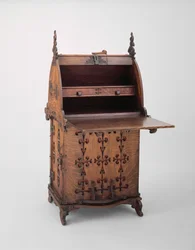 Skrivebord, ca. 1889 (eik, jern, maling og burlap)