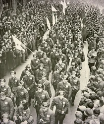 Chinese Medical Corps forlot Shanghai for Korea i 1951 (s/hv-bilde)