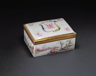 A Monogramed Snuff Box, Qianlong Period (1736-95) ca. 1750 (porselen)