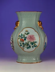 En fin og svært sjelden famille rose celadon slipt vase med en forgylt kontur emalje av prunus og roser, en av fire emaljer som viser "Flowers of the Four Seasons", 1735-1795