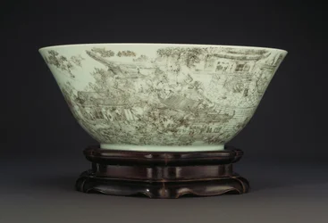 En stor innskåret porselensskål som viser en kontinuerlig scene av damer på palassområdet, 1796-1820