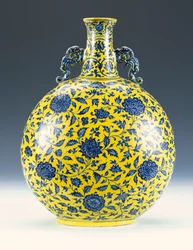 En underglasur blå og gul emaljert måneflaske med peon- og lotusmønster, ca. 1723-1735