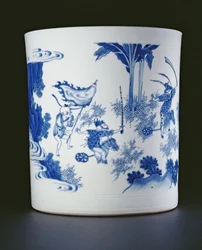 Blå og hvit børstepotte malt med en dame og gutter som leker på hobbyhester, Chongzheng, 1630-44 (porselen) (se 205936)