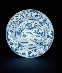 Blått og hvitt fat malt med fiskere i en elvescene, Tianqi eller Chongzheng, 1620-30 (porselen)
