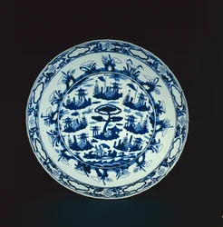 Blått og hvitt fat malt med steinete øyer og paviljonger, Wanli eller Tianqi, 1600-25 (porselen)