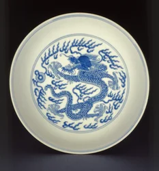 Blått og hvitt porselensfat malt med en drage, Qianlong-merke og periode, 1736-1795 (porselen)