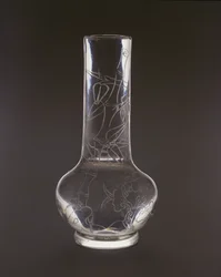 Flaske gravert med bambus, lingzhi-soppplanter og steiner, Qianlong-merke og periode, 1736-95 (glass)