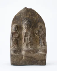 Buddhistisk nettbrett som viser tre stående skikkelser, Periode av deling, 536 e.Kr