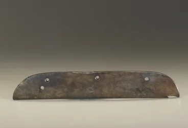 Seremoniell implementere; kamformet bladform (serpentin)