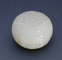 Circular Seal-Paste Box av Guri-lakkstil med lingzhi-ruller, Ming-dynastiet (hvit stein) (se også 241120)