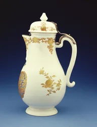 Kaffekanne av Meissen-form dekorert hovedsakelig i forgylt med armene til Gustav Gabriel Loodh, Qianlong-perioden (1736-95) (porselen) (sidevisning av 210133)