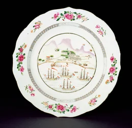 Middagstallerken malt i famille rose-emaljer som viser Taffelberget og fire skip som fører det nederlandske flagget utenfor Kapp det gode håp, Qianlong-perioden (1736-95) ca. 1770 (porselen)