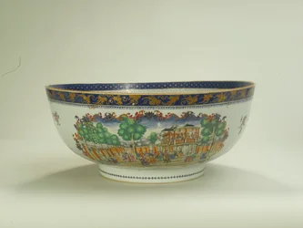Famille roseskål med ovalt bladpanel som viser Grand Walk, Vauxhall Gardens på 1750-tallet, Qianlong-perioden (1736-95) ca. 1790 (keramikk) (se også 294698)