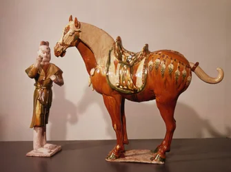 Hest og brudgom, Tang-dynastiet (618-907) (farget, glasert, terrakotta)