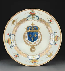 Stor våpenlader med armene til kongen av Frankrike, ca. 1730 (porselen)