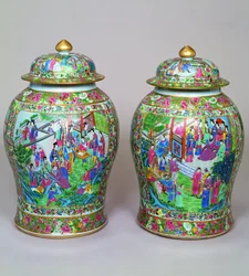 Par Canton famille rose balustervaser og kuppelformede deksler, tidlig på 1800-tallet