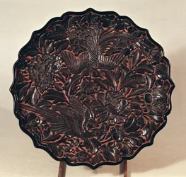 Tallerken med blomstermotiver og to fugler, Yuan-dynastiet (1271-1368) (lakkert tre)