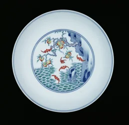 Porselensfat malt i underglasurblått og ducai-emaljer, 1723-1735 (porselen)