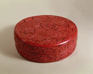 Rød lakkboks dekorert med peoner, 1426-27 (tre)