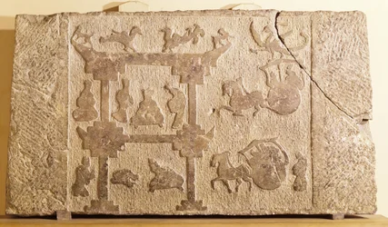 Plate dekorert med vogner og mytiske fugler, Han-dynastiet (206 f.Kr.-220 e.Kr.) (sandstein)
