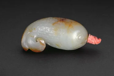 Snusflaske formet som en fisk med krøllet trekløverhale (celadon og korall)