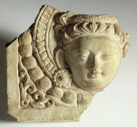 Flis med Bodhisattva-hode, Mingoi, 600-700-tallet (stucco)