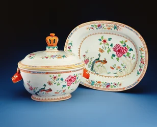Suppeterrin, lokk og fat malt med dobbeltpåfuglmønsteret, Qianlong-perioden (1736-95)