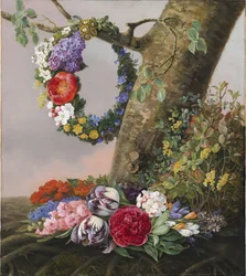 En bukett blomster ved foten av et tre. En krans henger på en gren