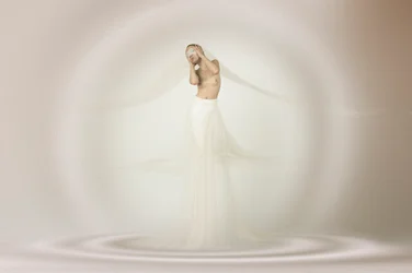 Elegant, eterisk nakenmodell