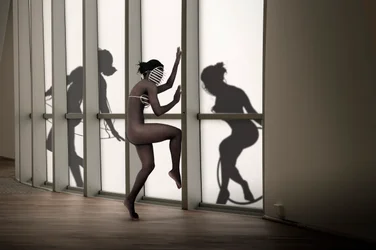 Skygger av en maskert danser