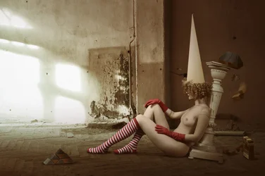 Surrealistisk naken kjegleformet hatt