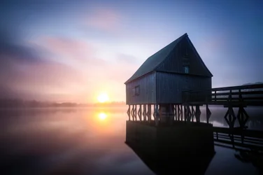 Soloppgang ved Misty Boathouse