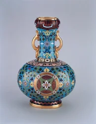 Dummyvase dekorert i imitasjon av cloisonne, Minton & Co, ca. 1870 (porselen)