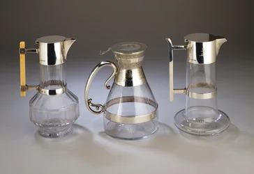 Karaffel for claret med sølvmontering, 1882; karaffel for claret med elektroplettert montering og dekor i estetisk stil på monteringene; karaffel for claret med sølvmontering, 1880, alle produsert av Hukin & Heath