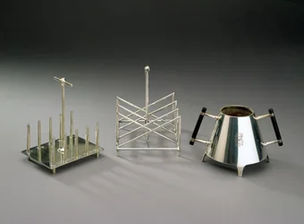 Risteholder med stående støtter, produsert av Hukin & Heath, 1878; risteholder med trekantet tverrsnitt, produsert av Elkington & Co., ca. 1875-88; sukkerskål med håndtak av ebonisert tre