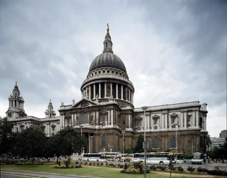 En utsikt over katedralen Saint Paul designet av arkitekten Christopher Wren (1632-1723), kuppelen har kallenavnet Pantheon. London, England