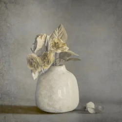 Blomsterstilleben i dempede toner