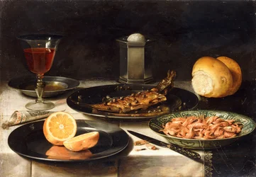 En sild med kapers og en skivet appelsin på tallerkener og en skål med reker på et bord,