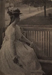 På verandaen Julia Hall McCune, ca. 1897.