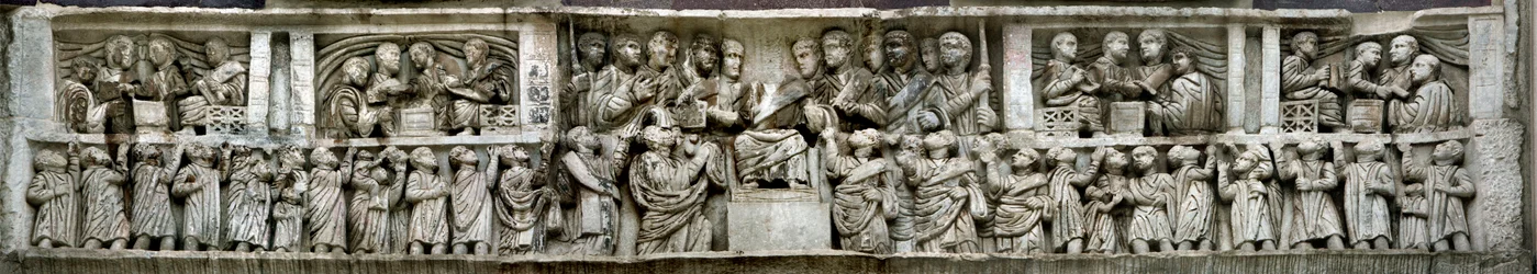 Konstantin deler ut penger til folket Liberalitas. Detalj av Konstantinbuen, 312-3