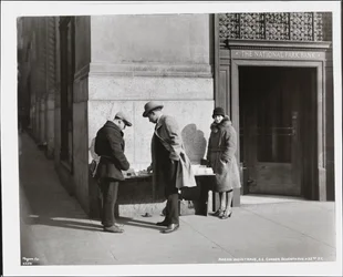 Blind nyhetsforhandler, Aaron Weintraub, på standen hans på det sørøstlige hjørnet av 7th Avenue & 32nd Street