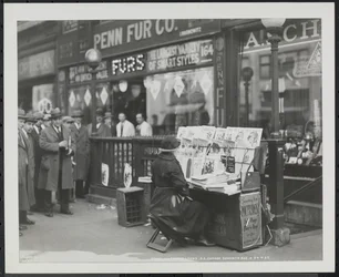 Blind nyhetsforhandler, Fannie Lyons, på standen hennes på det sørøstlige hjørnet av 7th Avenue & 34th Street