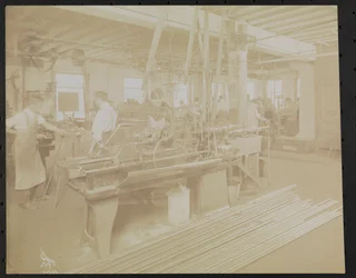 Dressler & Co. filmlaboratorium med menn som jobber